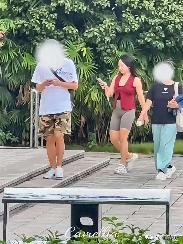 辣目洋子再度发福，穿紧身衣遭网友狂批，尴尬溢出屏幕！