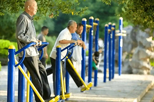“经常锻炼”是错误的？医生含泪苦劝：过了70岁，锻炼牢记4不要