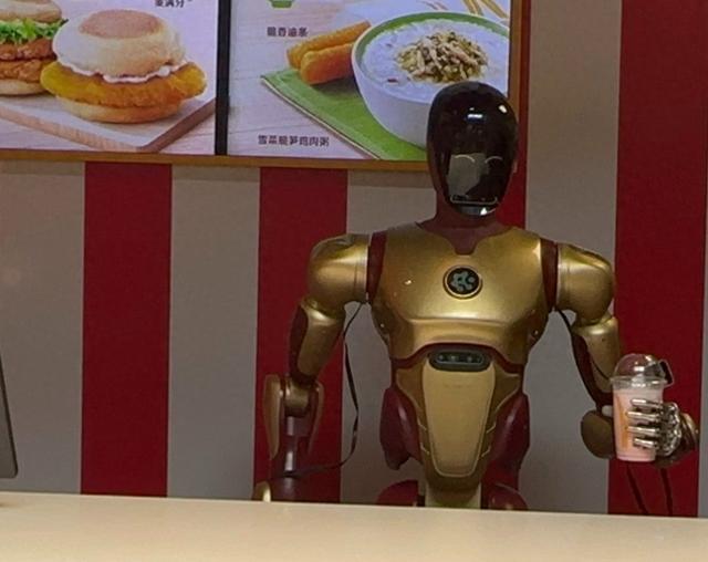 “明星”机器人探店快餐店 引顾客互动围观