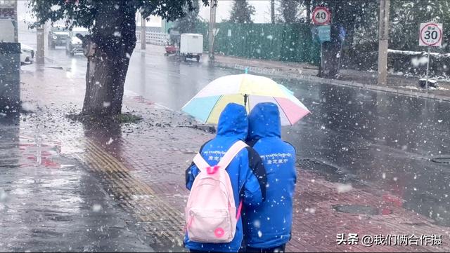 一匹黑马暴雪中压马路，夫妻房车旅居川西，靠充电桩续命！
