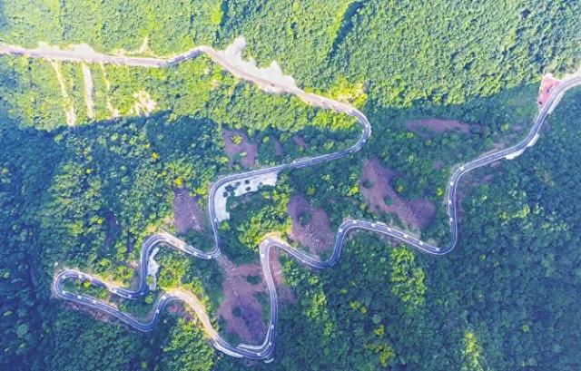 自驾游好时节 沿旅游公路登垣曲山峦赏秋日彩林