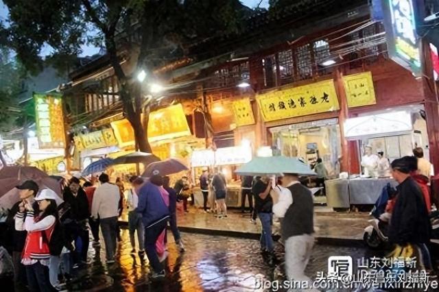 秋雨中的“西安回民街”街市（“陕西之旅”之六）