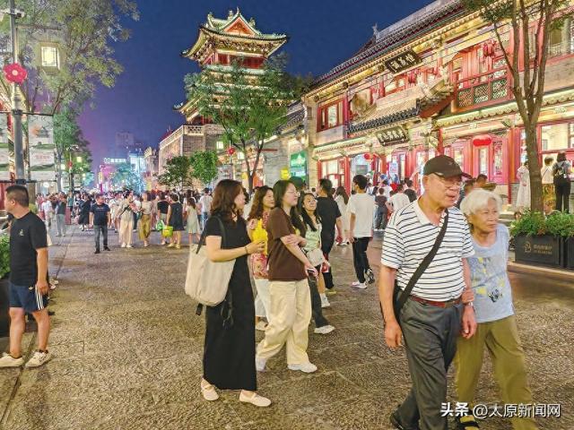 入夜后的太原市钟楼街灯火璀璨、热闹非凡