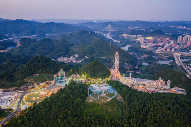 沉浸式文旅新体验！超高清AI智能VR大空间电影《奇幻恐龙岛》亮相贵阳