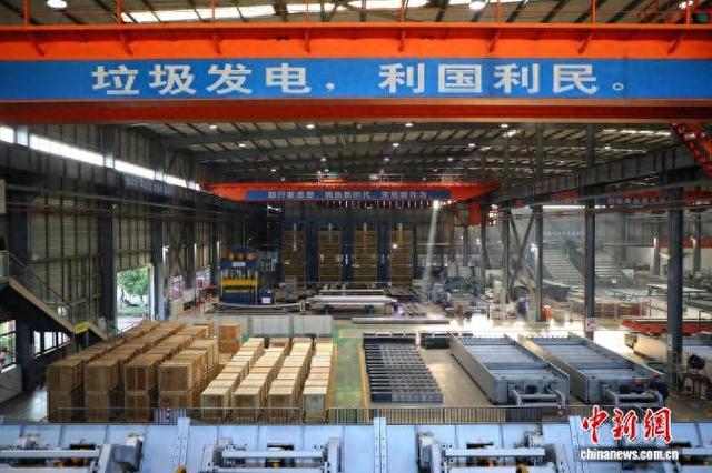 （活力中国调研行）重庆焚烧炉装备出口世界 走进基地探访焚烧炉组装流程