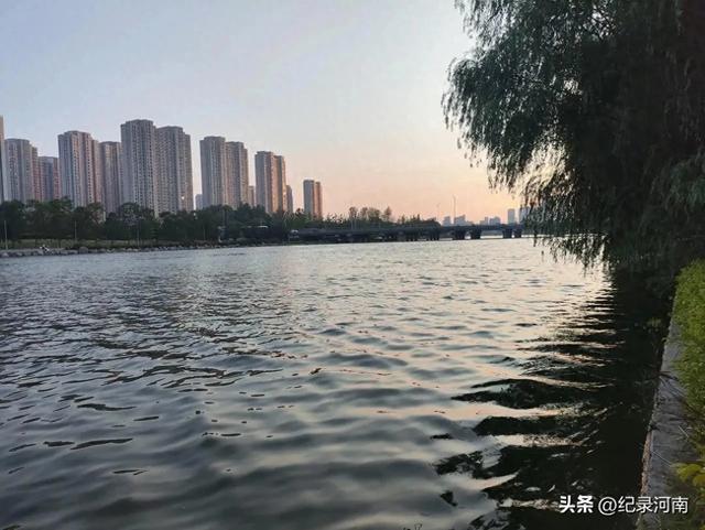 南方的通航河流还没有贾鲁河宽呢。所以感觉贾鲁河通航是有条件的