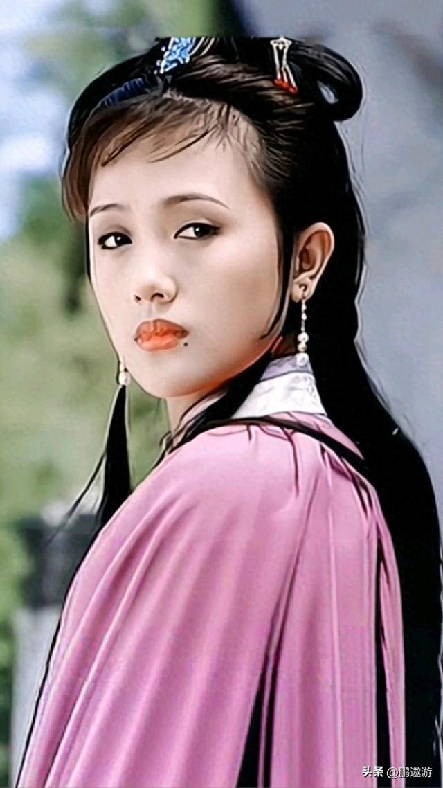 辛柏青消失五个月现身一个举动败坏好感，身边长发美女引人热议