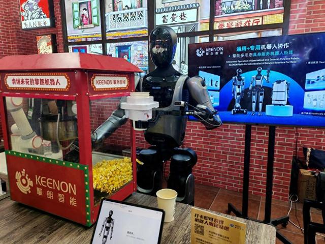 科学与健康丨机“慧”共生 人形机器人在2025世界人工智能大会展现澎湃动力