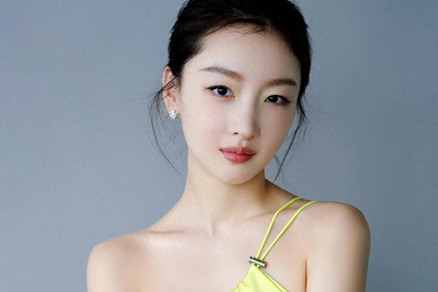表面是清纯小白花，背地里“风流成性”，这几位谁最让你意想不到