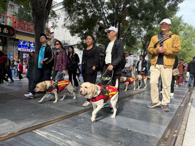 指尖触历史，感官“读”京城！视障朋友“沉浸式”逛中轴线，无障碍服务让文旅更有温度