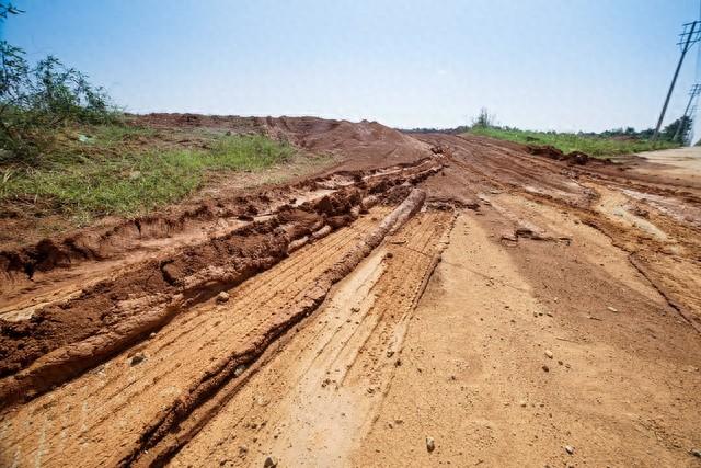 河北保定阜平有个叫赵记臣的八旬老汉干了一件让人惊掉下巴的大事