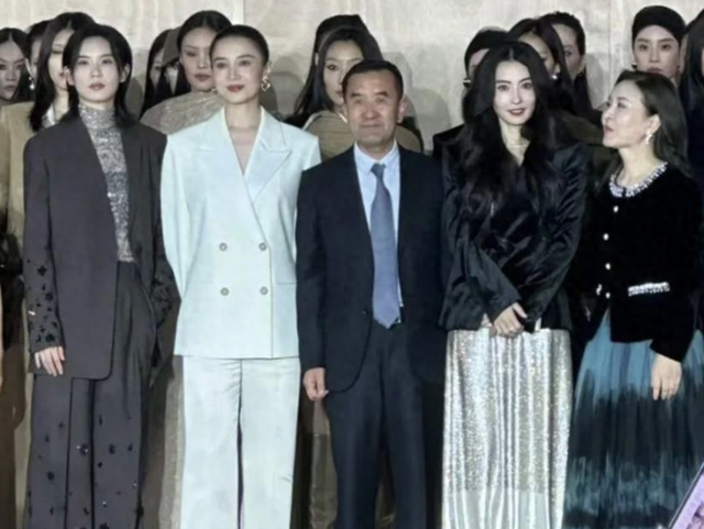 45岁张柏芝与宋佳同框，被美颜滤镜毁了神颜，岁月果然不败真美人