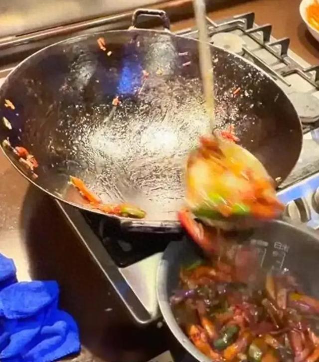 贾冰北京家：简朴接地气，大铁锅显家常