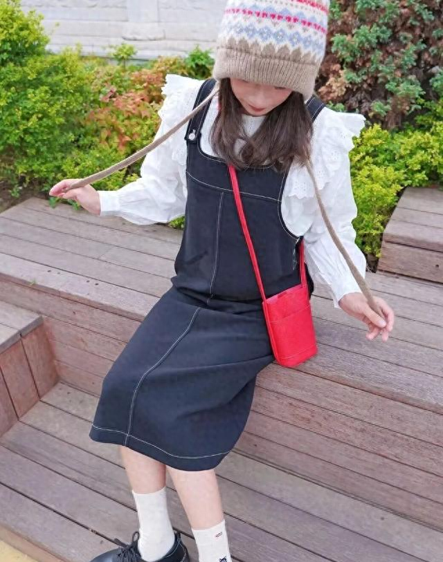 背带裤搭配什么外套背带裤搭配什么外套好看（谁穿谁是高中生背带裙娃娃衫也太显嫩了吧）