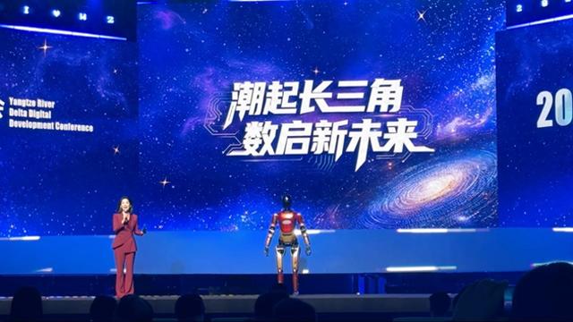 读“董”未来｜人机搭档主持名场面：合拍如太极搭子，默契度拉满！