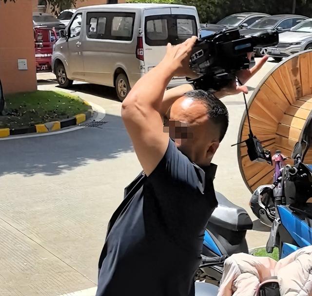 太猖狂！记者被打后续：警方介入，厂家底裤被扒光，这下摊上事了