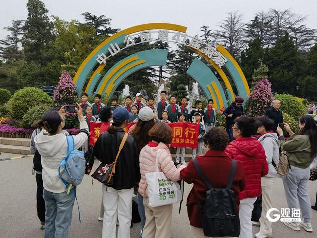 周末赏菊正当时，市民打卡中山公园