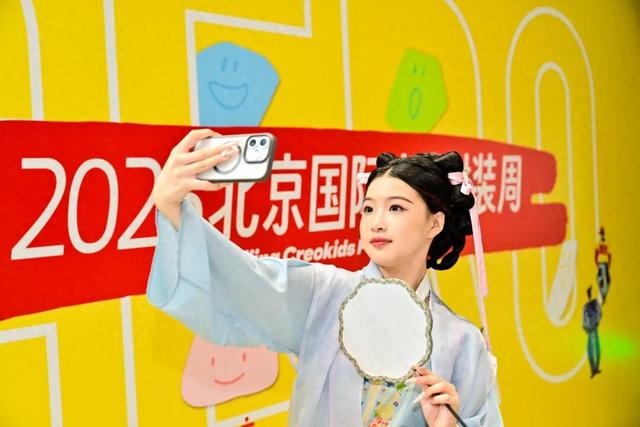 副中心开启少儿时装周！AI汉服大秀+VR体验，还有亲子工坊