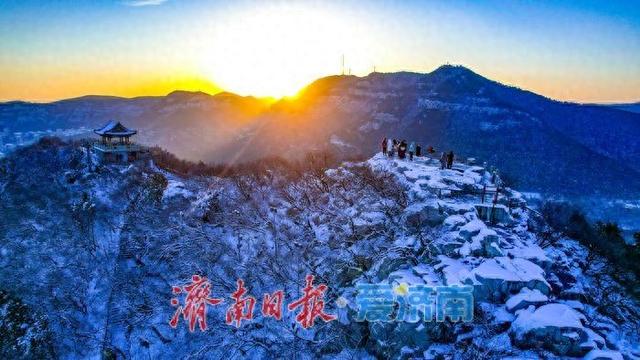 银装千佛山，日出绘金卷