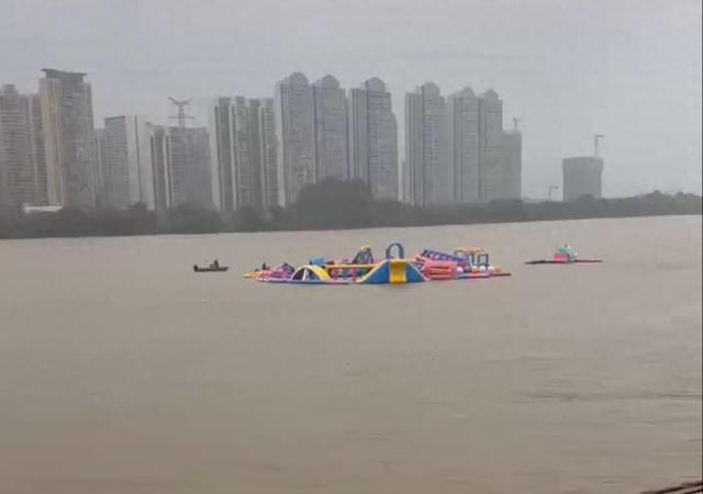 “广东最大的内河滨水娱乐运动中心”开业仅3天部分设施被洪水冲走，已暂停开放，当地：冲走的大部分设施已拉回