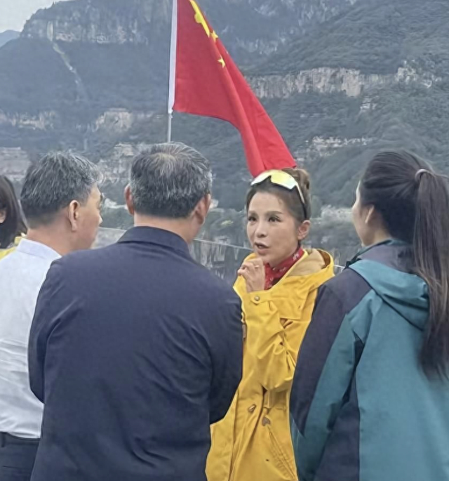 央视主持人朱迅现身河南景区，和游客热情打招呼毫无架子