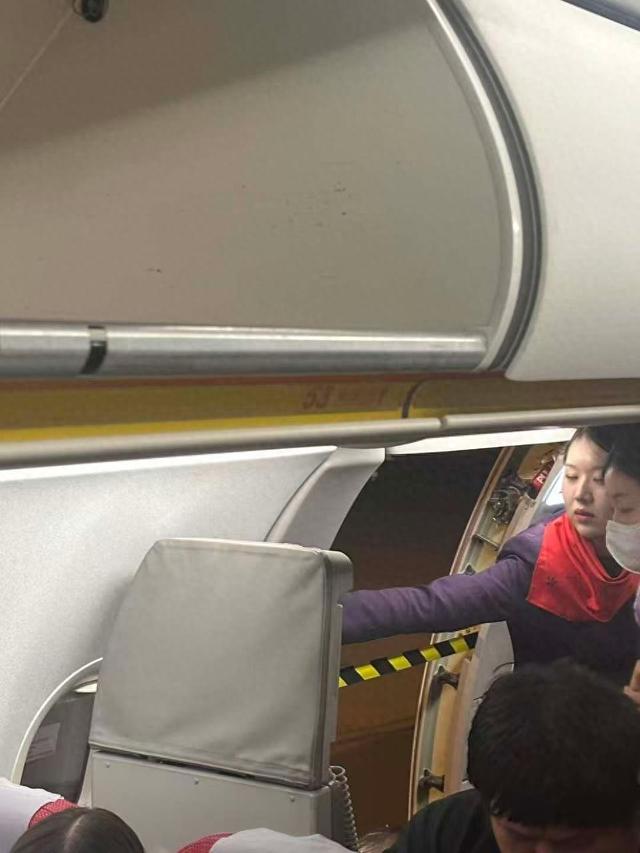香港航空一客机降落日本大阪，一乘客误开应急门弹出逃生梯，航司：逃生梯已不能再使用