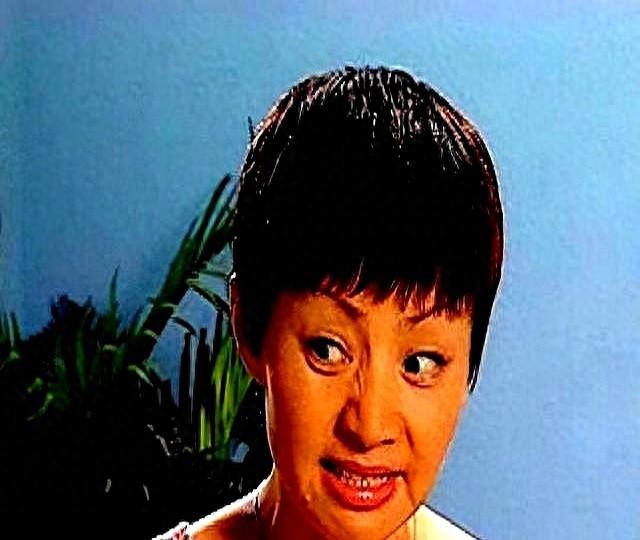 她是国家一级女演员。多次给丈夫戴绿帽，重病丈夫坐轮椅也不离婚