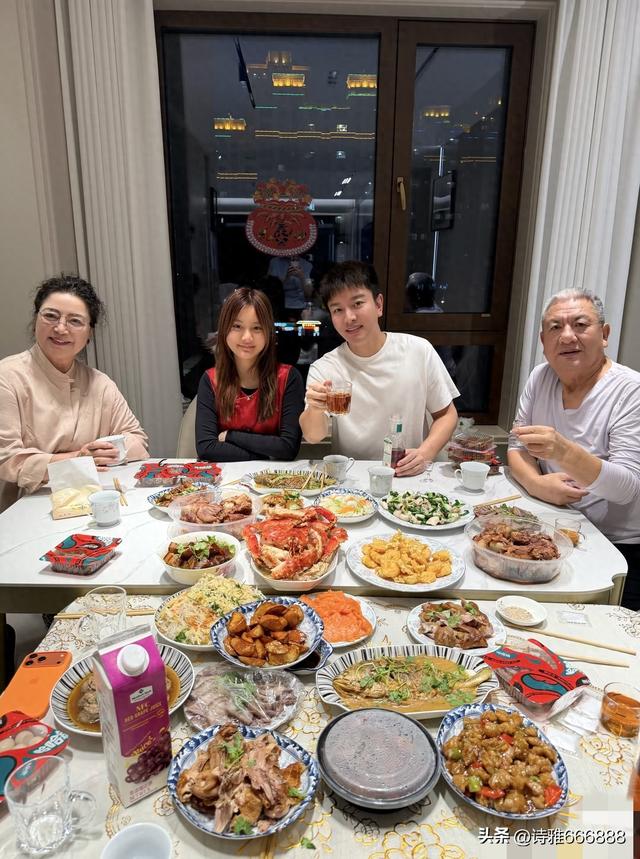 贾乃亮除夕夜晒和女儿甜馨以及家人吃年夜饭合影，一家人幸福满满
