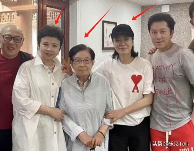 62岁毛阿敏和63岁董文华罕见同框！一个豪门守寡，一个风韵犹存