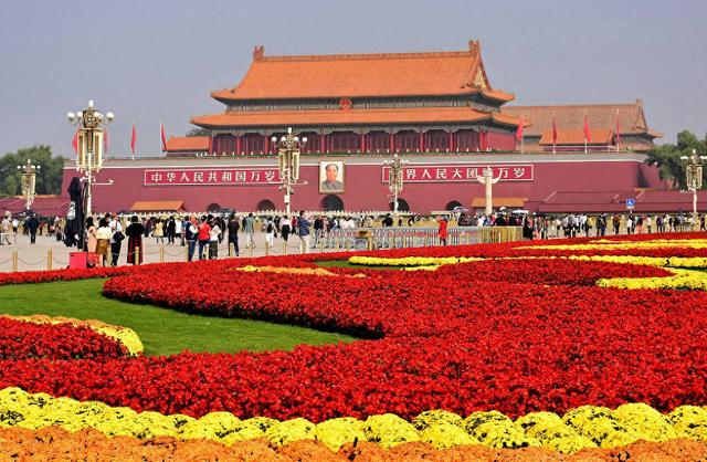 标题八零后父亲带三孩子天安门广场练习武术