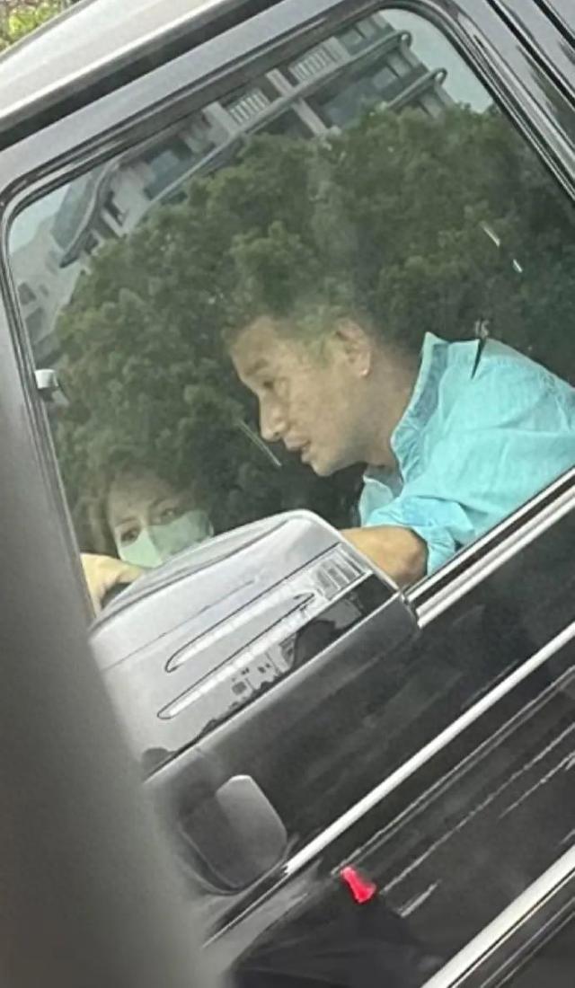 演员文章开奔驰大G现身街头，副驾驶坐的疑似姚笛，二人被曝复合，此前因婚外情全网议论