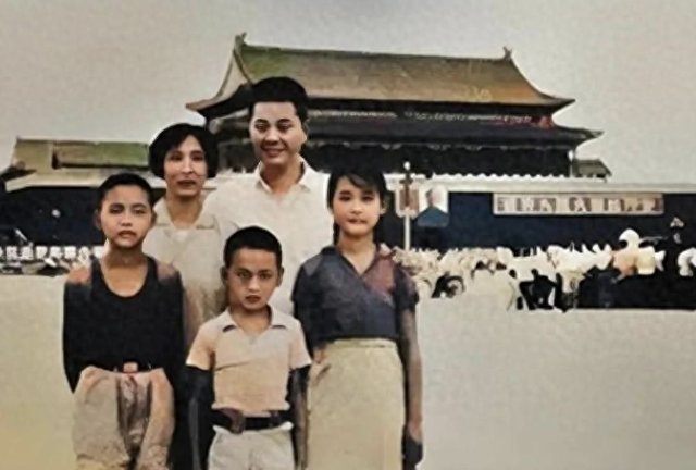 难得的老照片	，60年代李鹏一家在天安门广场的合影