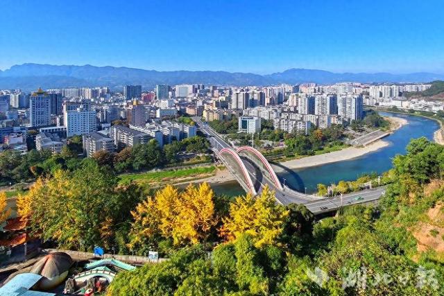 恩施市：城市初冬景色美