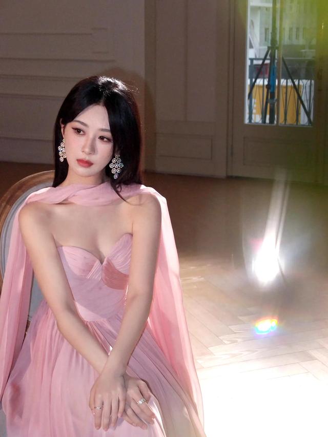 杨紫绝美写真，一席粉色抹胸裙，甜美性感！