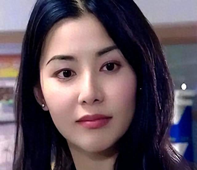 21岁拍三级，30岁被出轨，38岁嫁大佬，如今52岁没孩子还被宠成宝