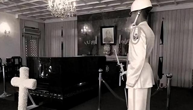 蒋介石棺椁38年未开启，守灵人晚年吐真言：里面早已腐烂不堪