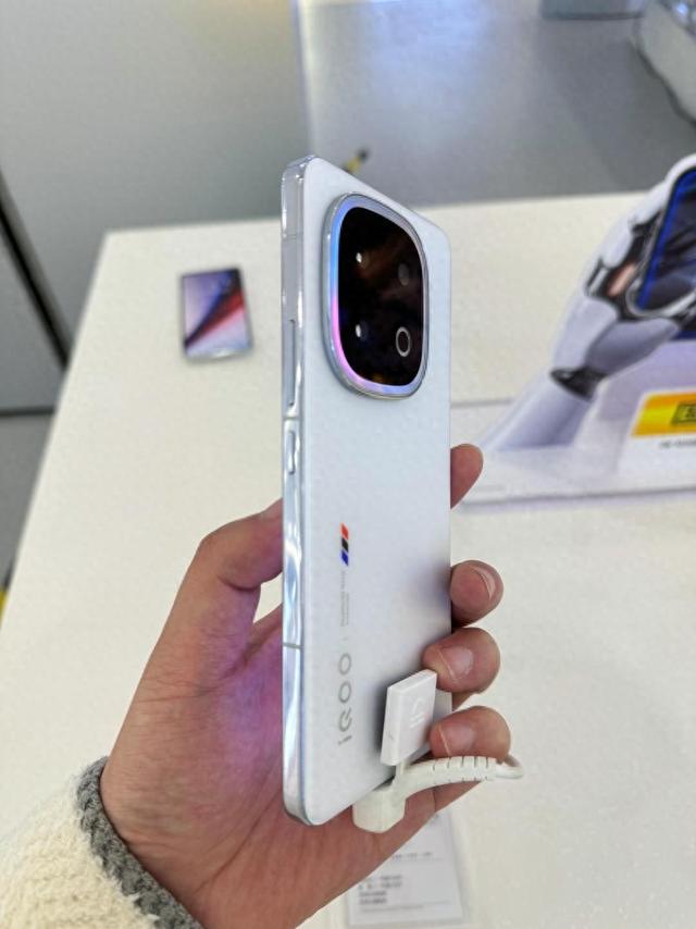 3999元起？iQOO 15补齐潜望长焦+无线充，子品牌高端稳了