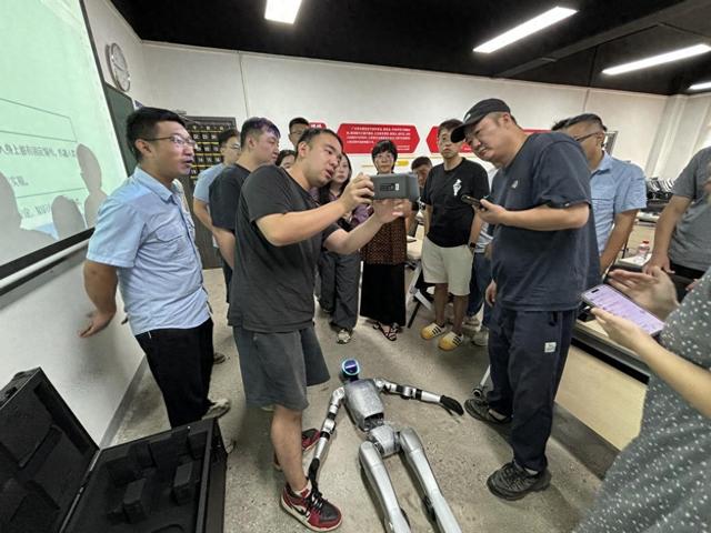“水宇哥”升级归来 武水集团推广人形机器人赋能水域经济