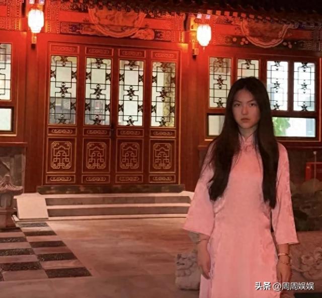 王诗龄大半夜晒北京小院，穿旗袍拍照面无表情，上演中式恐怖