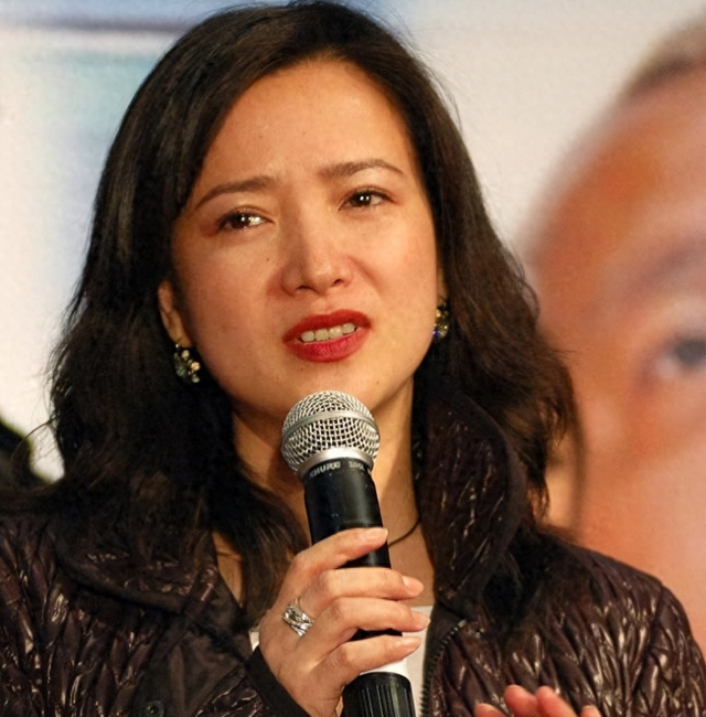 再见！何晴！许亚军疑现身告别现场，憔悴白发认不出，儿子两眼红