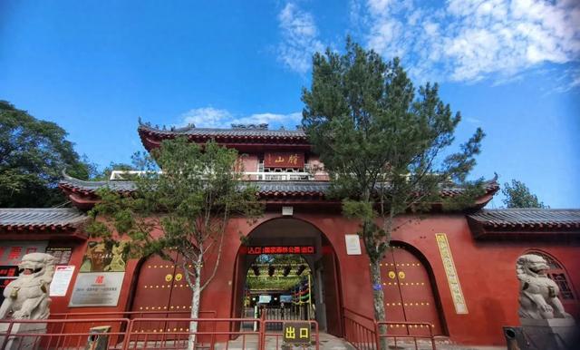 山魂水魄石中趣，尽付腊山云雾间