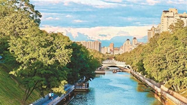 西安：高温挡不住游客对古城的热情