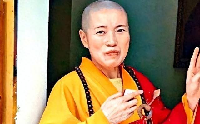 释智定：比释永信更奢靡，穿黑丝上班，住千万别墅，两个和尚老公
