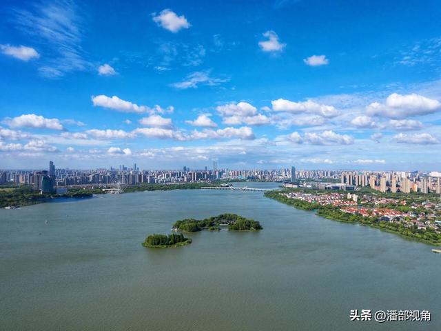 蓝天白云下的无锡蠡湖，浪漫如诗，心随浪逐，梦与湖共舞。