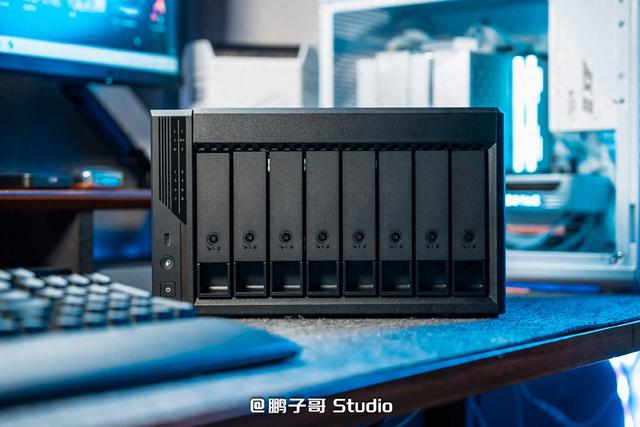 威联通新品NAS Qu805开箱：家用级定价、企业级性能,真香!