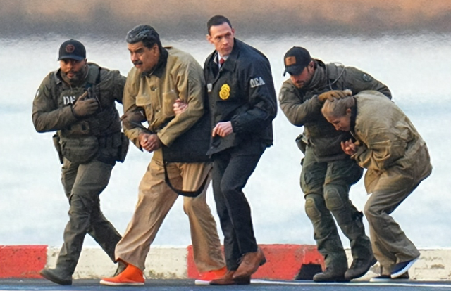 马杜罗首次出庭：我无罪，仍是委内瑞拉总统！妻子额头有伤，右眼旁有淤青；中方：对美行径深表震惊强烈谴责