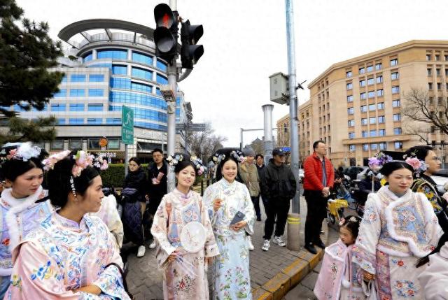 从王府井到故宫：Z世代在北京圆“格格梦”