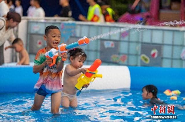 浙江金华：广场音乐季唱响夏日夜生活