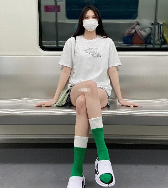 “长袜配拖鞋”在女大学生中流行，家长不能理解：不卫生也不好看