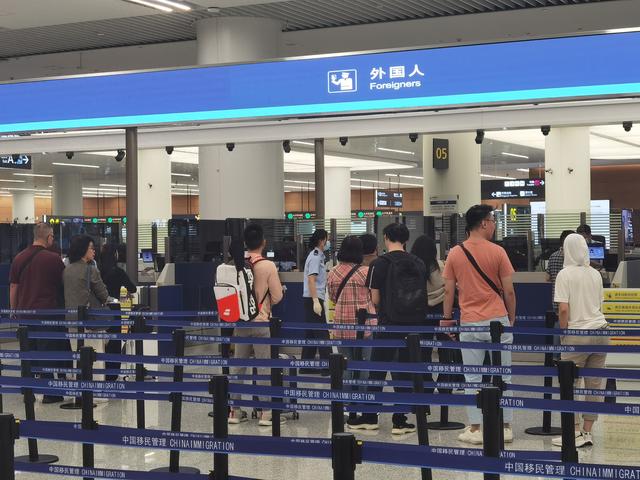 首批俄罗斯免签游客已抵蓉 正值游成都旺季，俄语导游紧俏